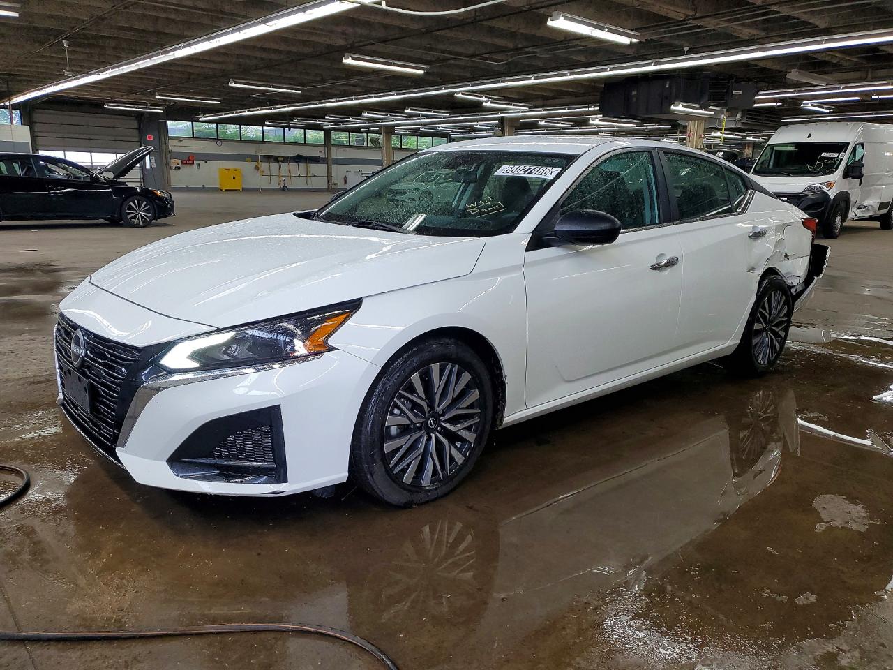 Salvage Nissan Altima Image