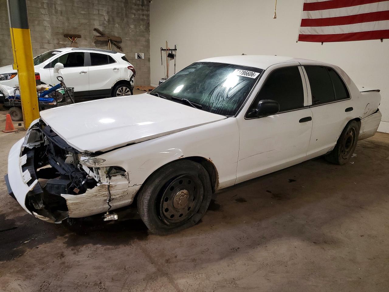 Salvage Ford Crown Vic Image