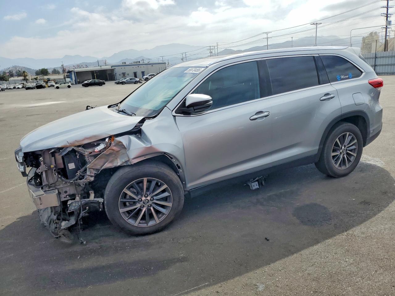 Salvage Toyota Highlander Image