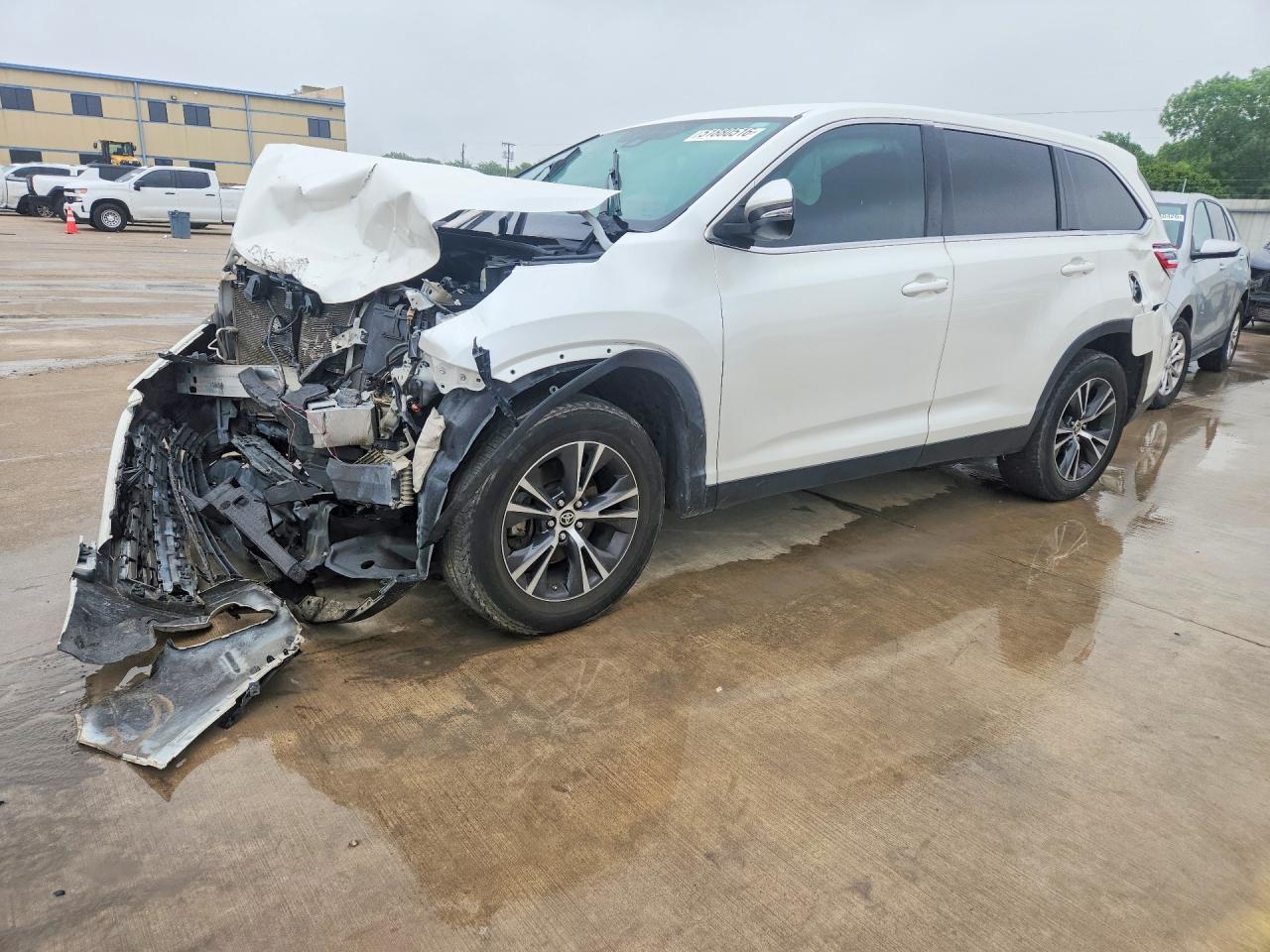 Salvage Toyota Highlander Image