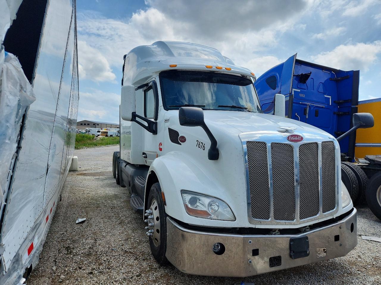 Salvage Peterbilt 579 Image