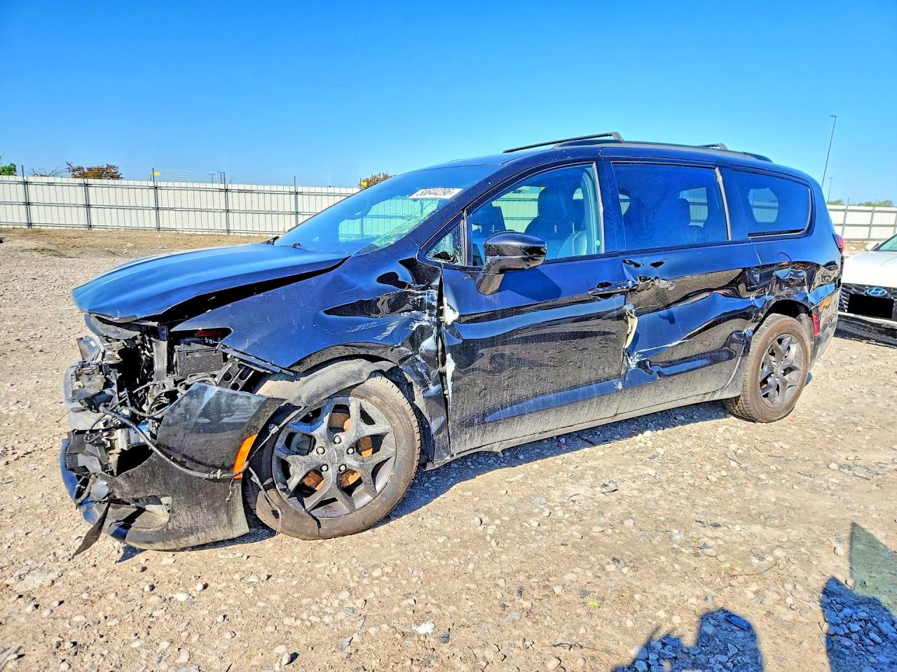 Salvage Chrysler Pacifica Image