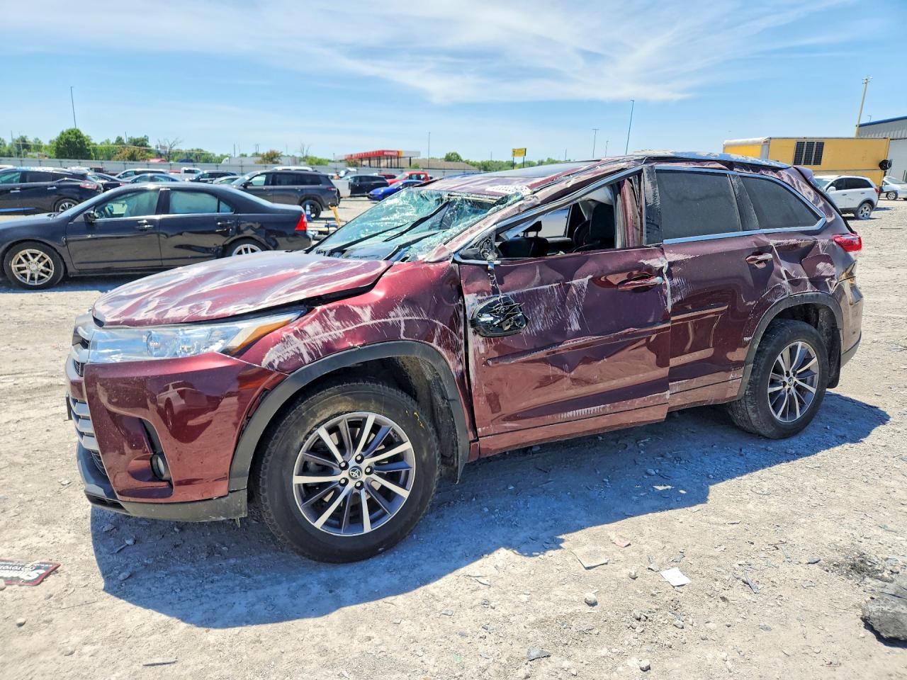 Salvage Toyota Highlander Image