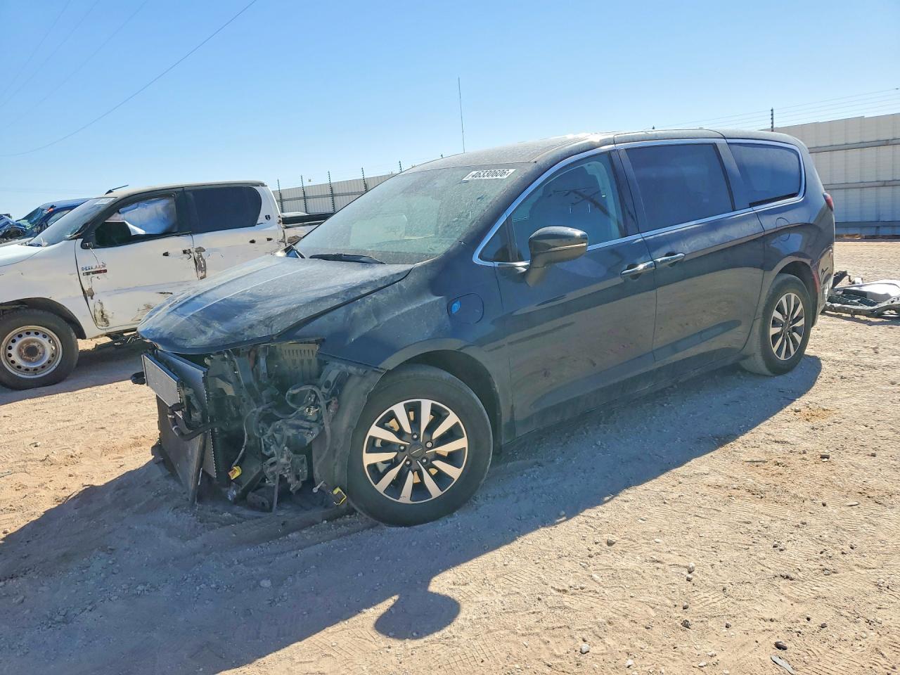 Salvage Chrysler Pacifica Image