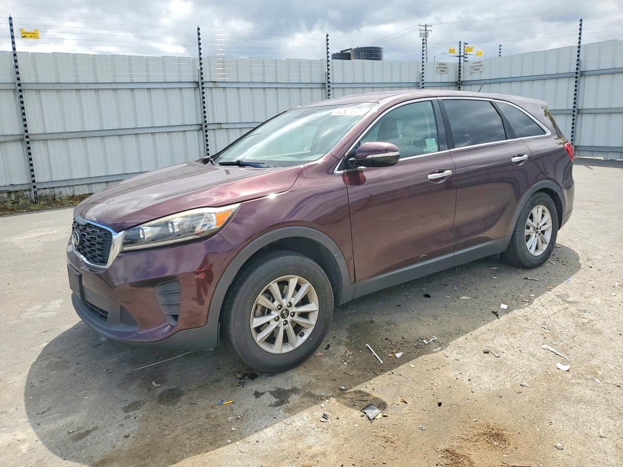Salvage Kia Sorento Image