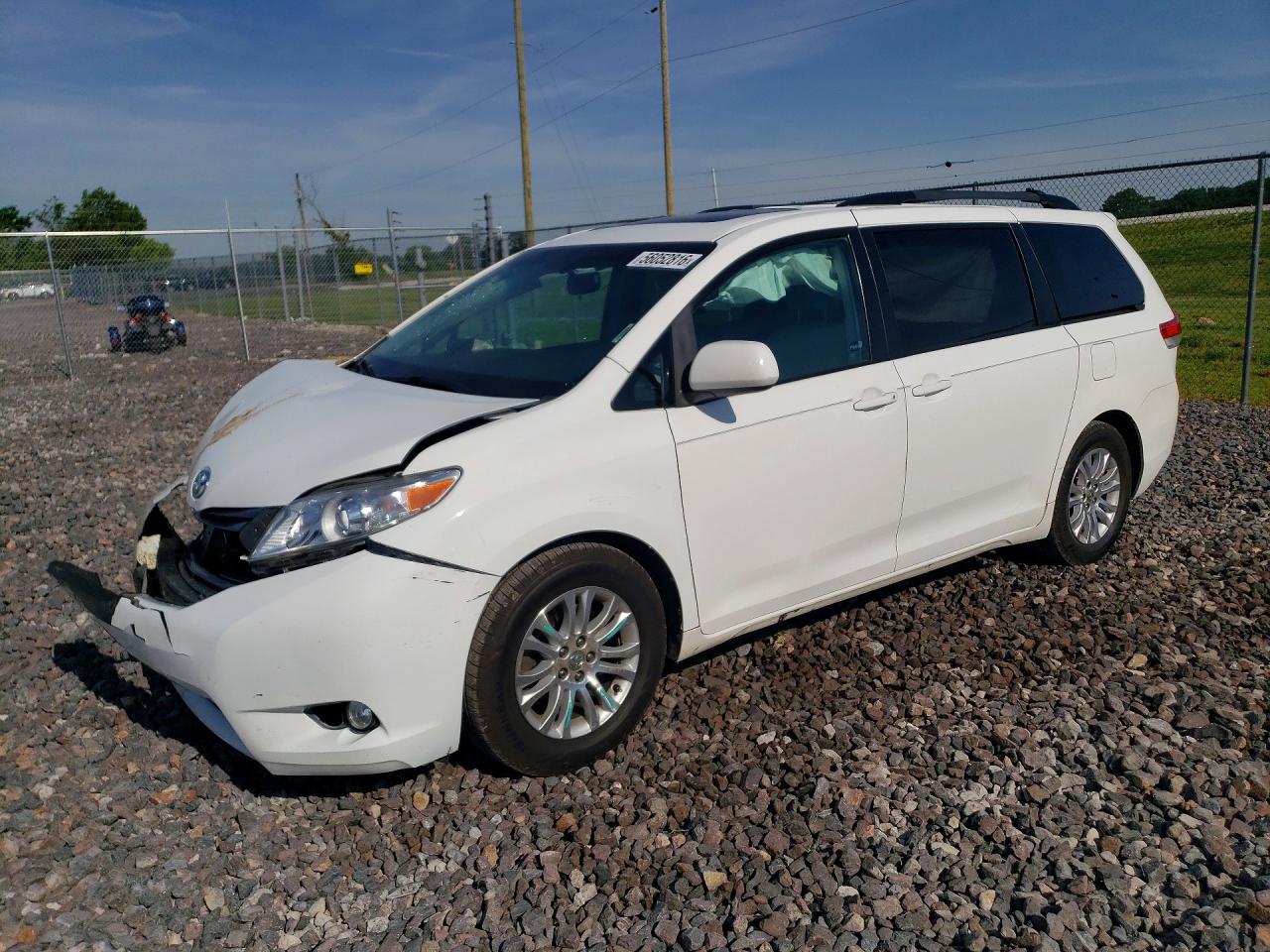 Salvage Toyota Sienna Image