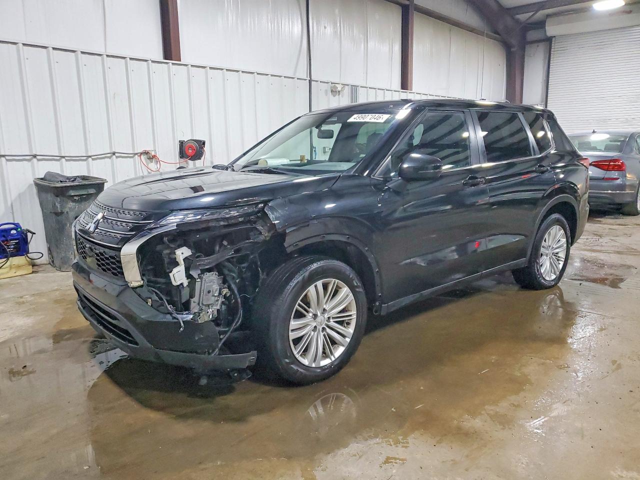 Salvage Mitsubishi Outlander Image