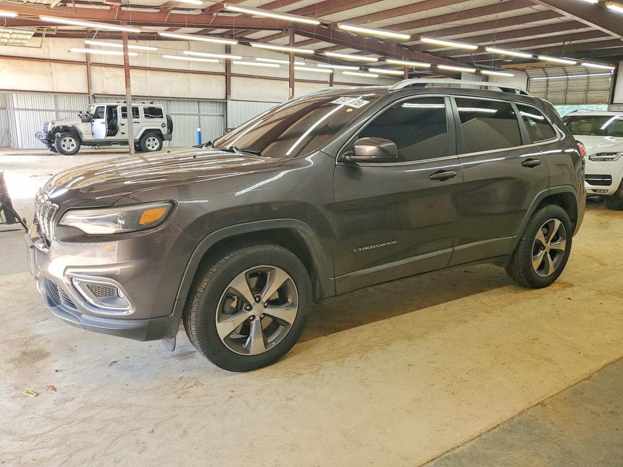 Salvage Jeep Cherokee Image