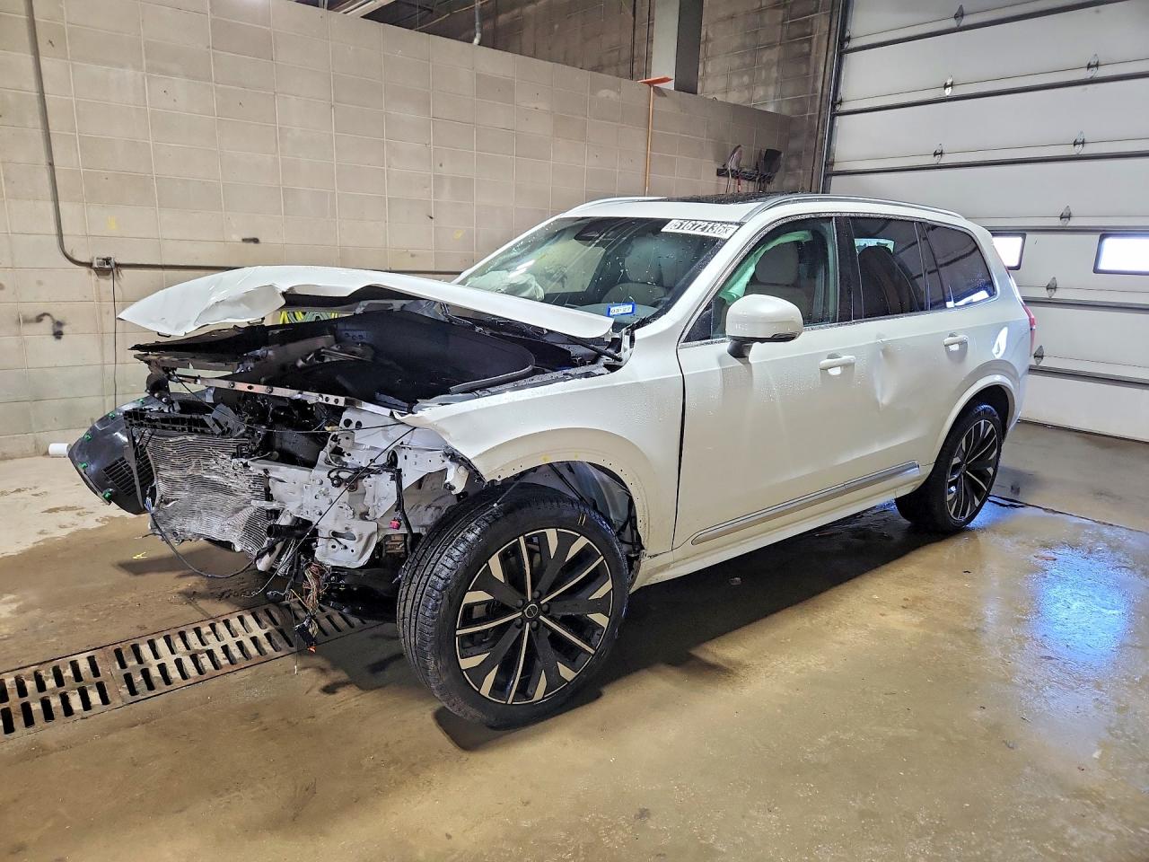 Salvage Volvo XC90 Image