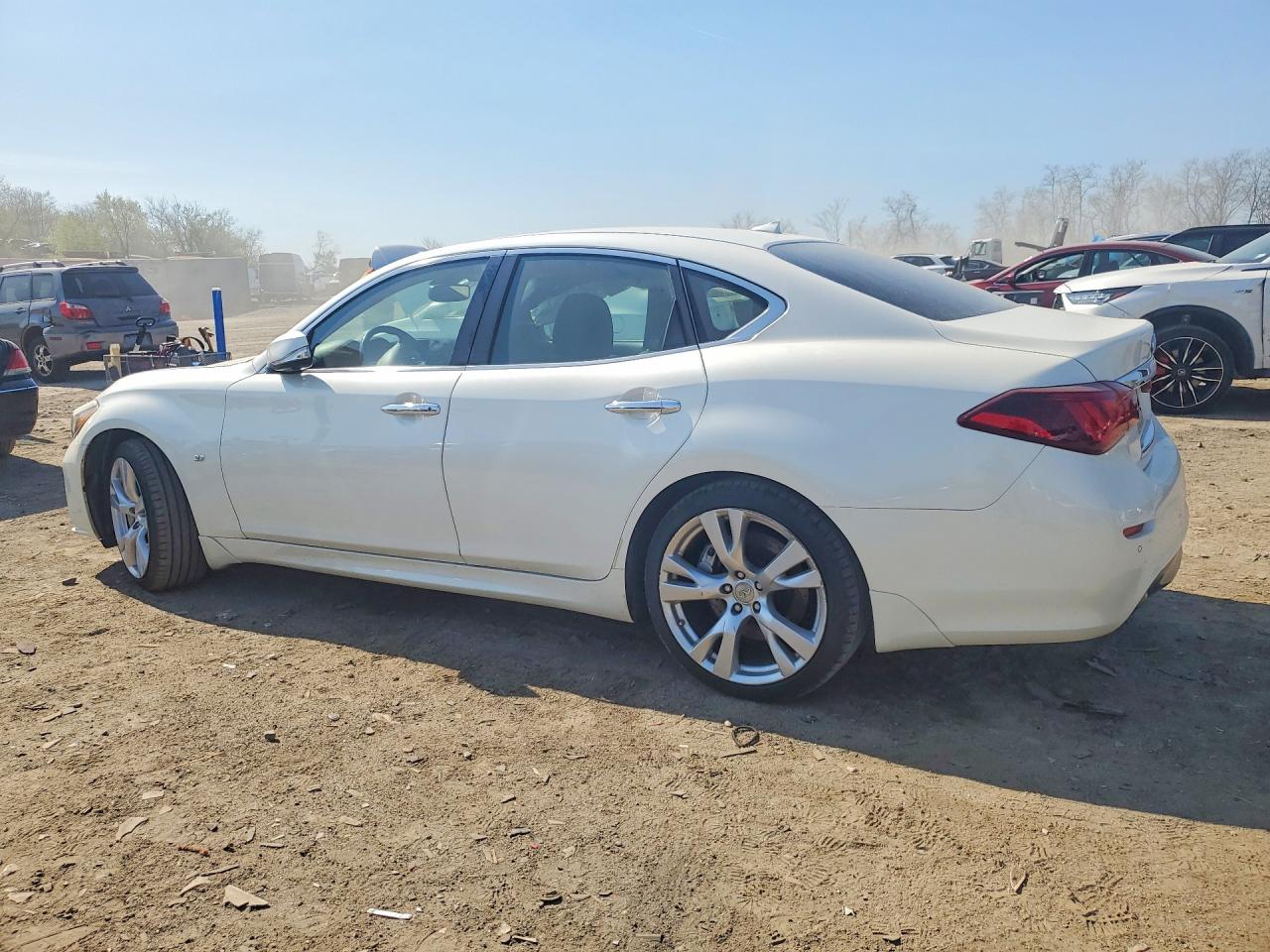 INFINITI Q70 3.7
