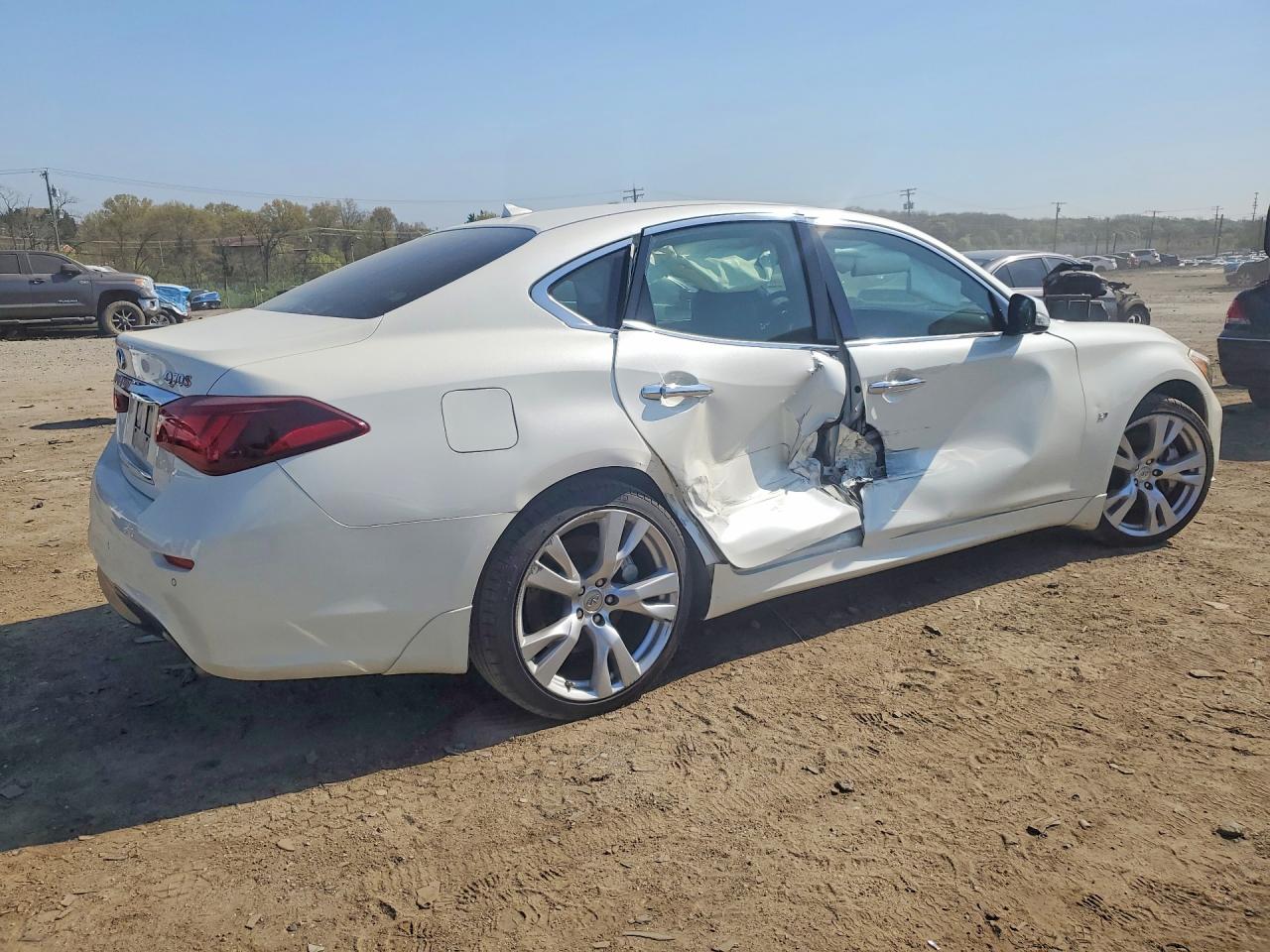 INFINITI Q70 3.7