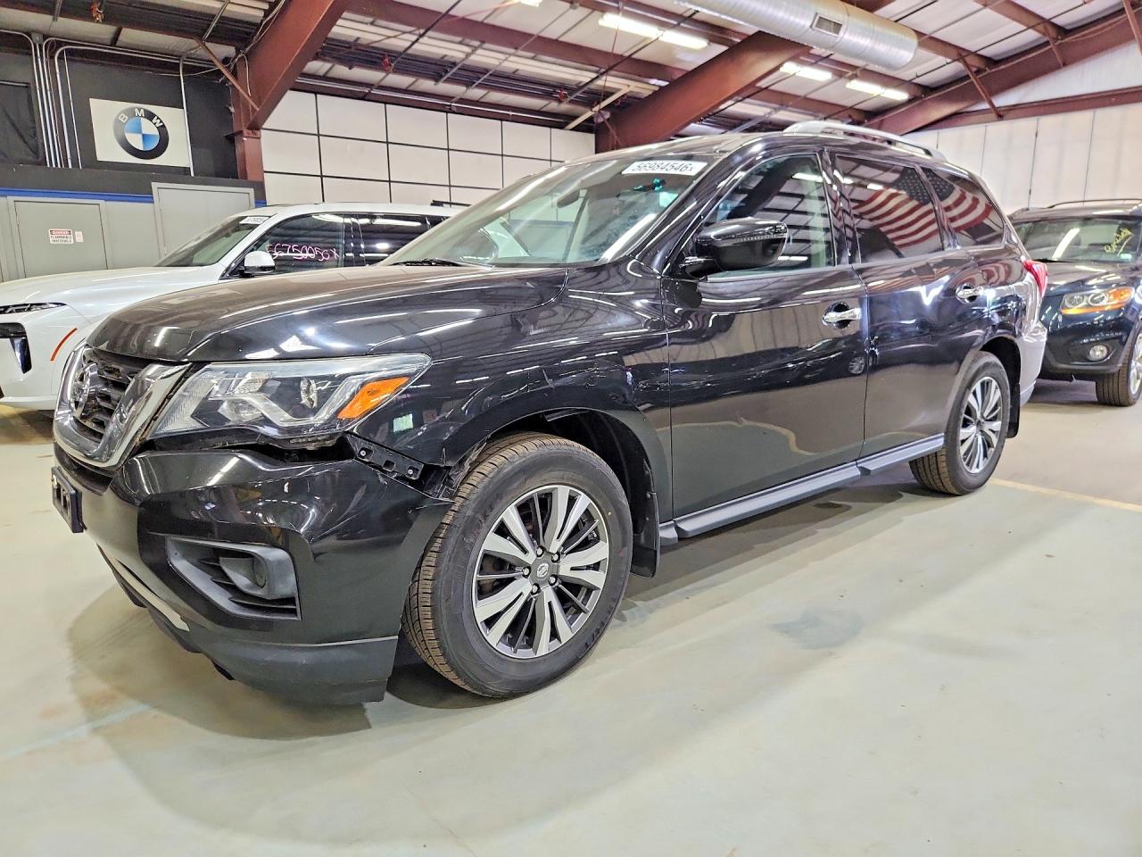 Salvage Nissan Pathfinder Image