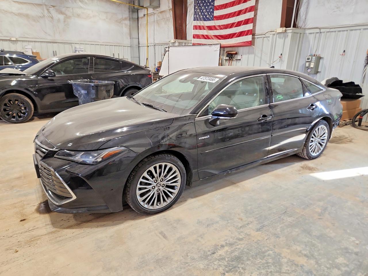Salvage Toyota Avalon Image