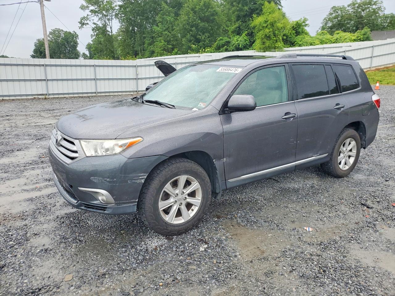 Salvage Toyota Highlander Image