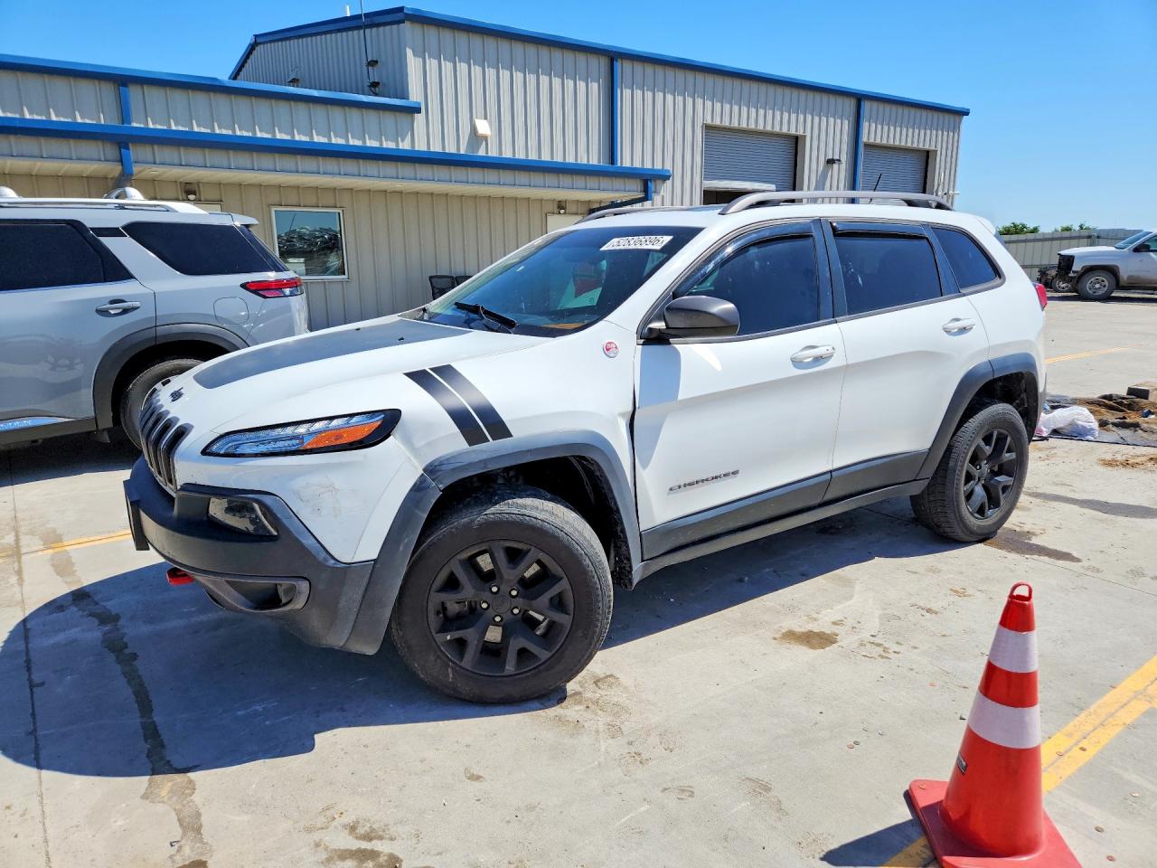 Salvage Jeep Cherokee Image