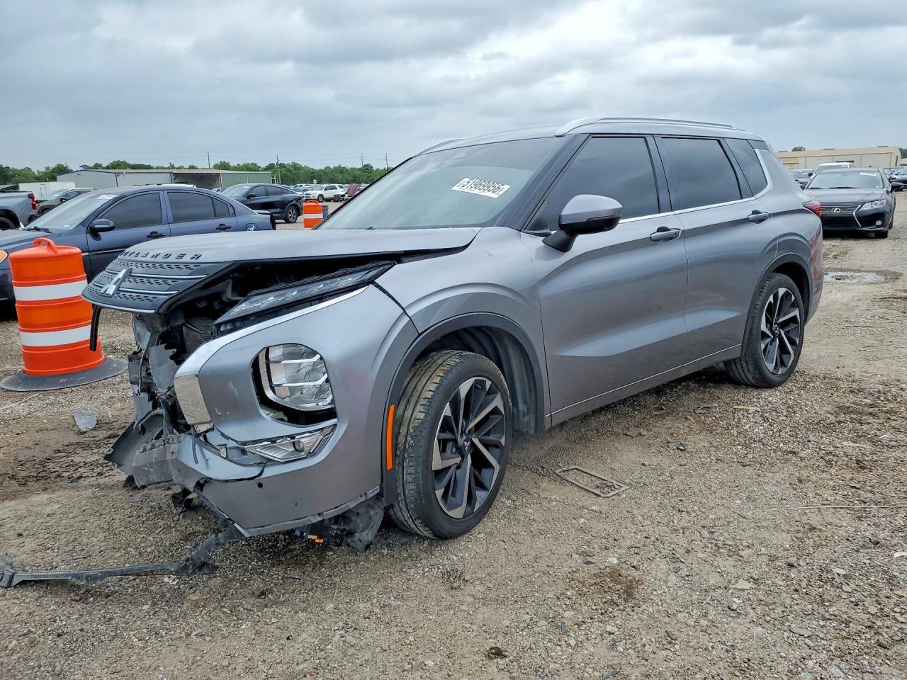 Salvage Mitsubishi Outlander Image
