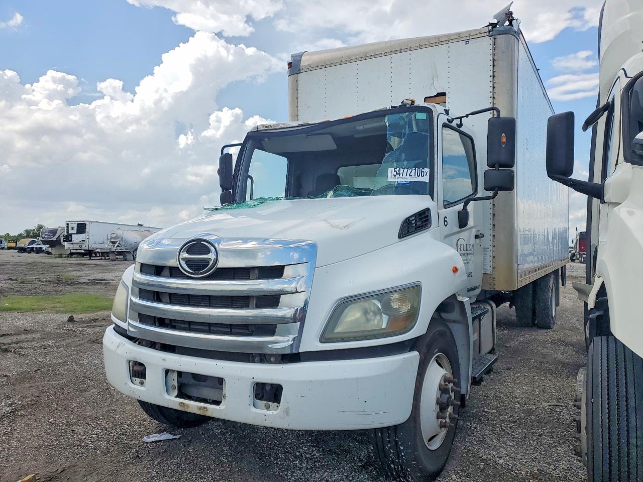 Salvage Hino Hino 268 Image