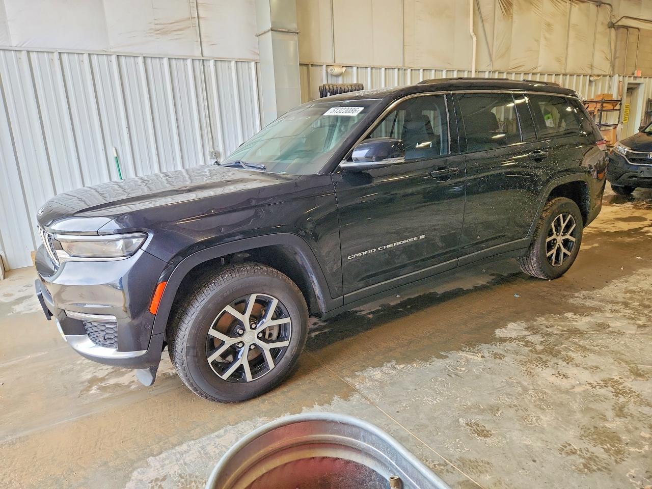 Salvage Jeep Cherokee Image