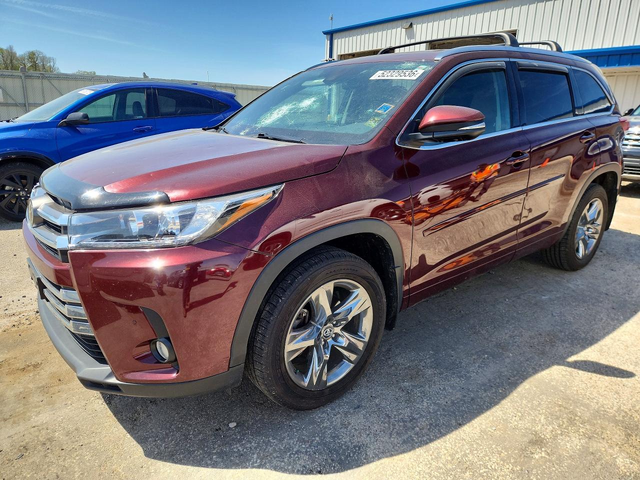 Salvage Toyota Highlander Image