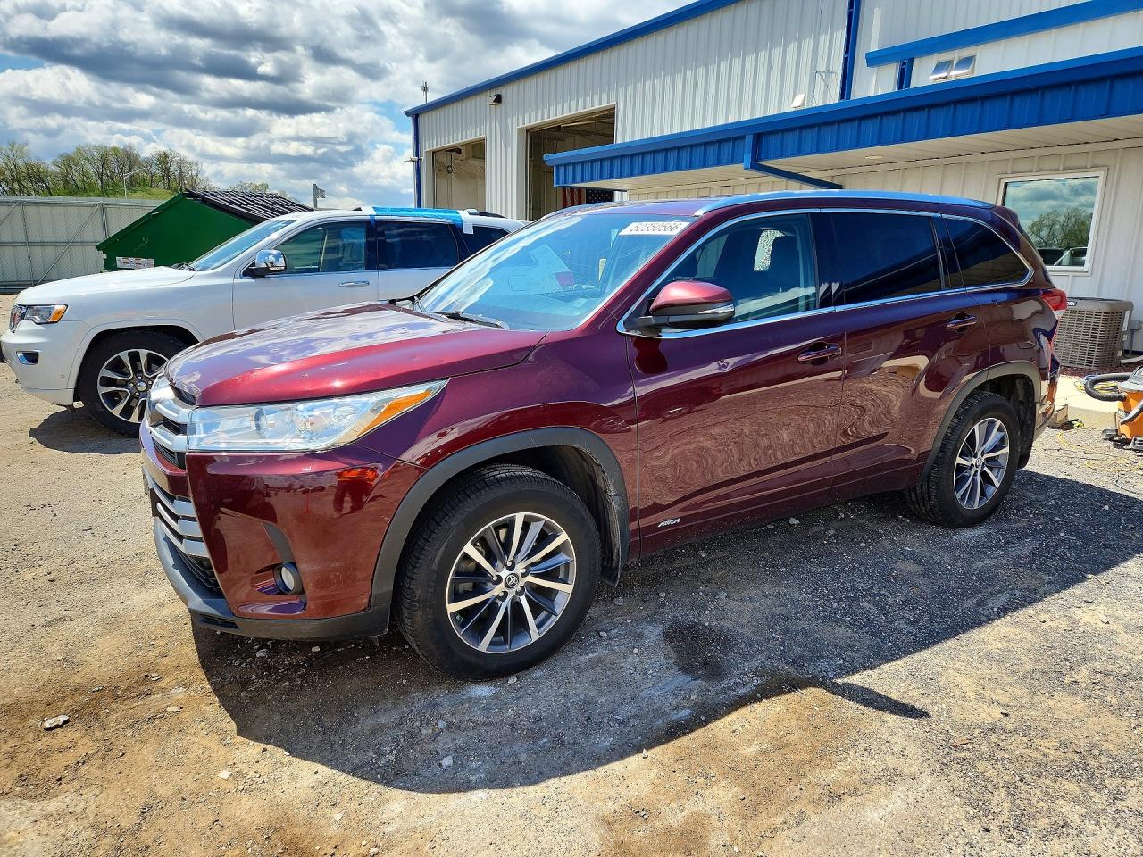 Salvage Toyota Highlander Image