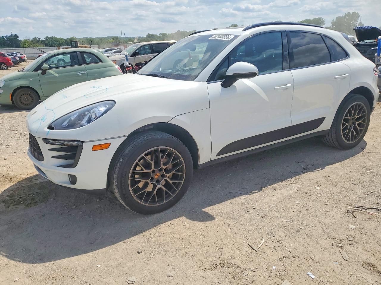 Salvage Porsche Macan Image