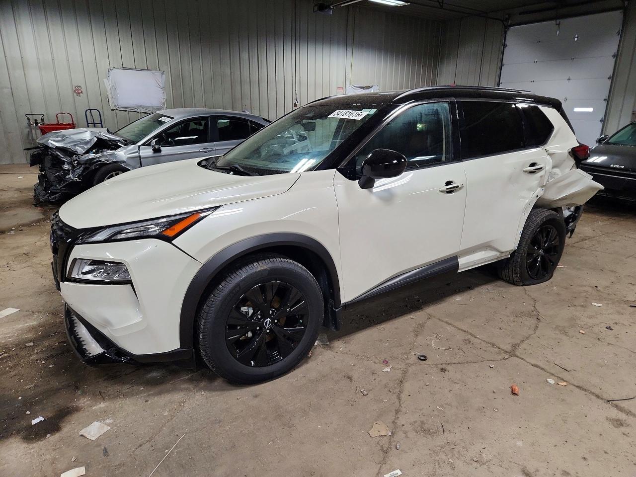 Salvage Nissan Rogue Image