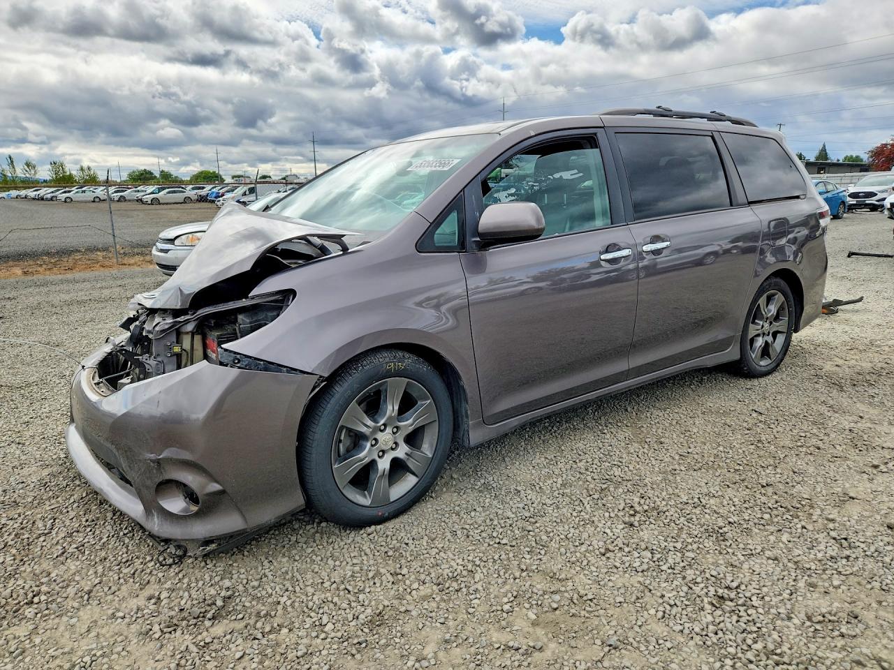 Salvage Toyota Sienna Image