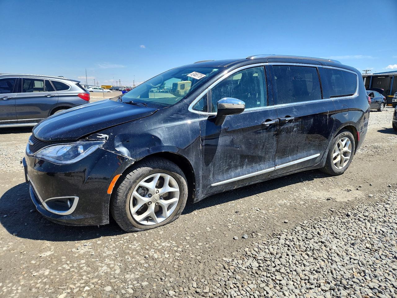 Salvage Chrysler Pacifica Image