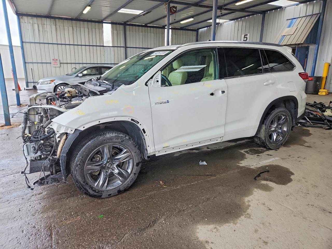 Salvage Toyota Highlander Image
