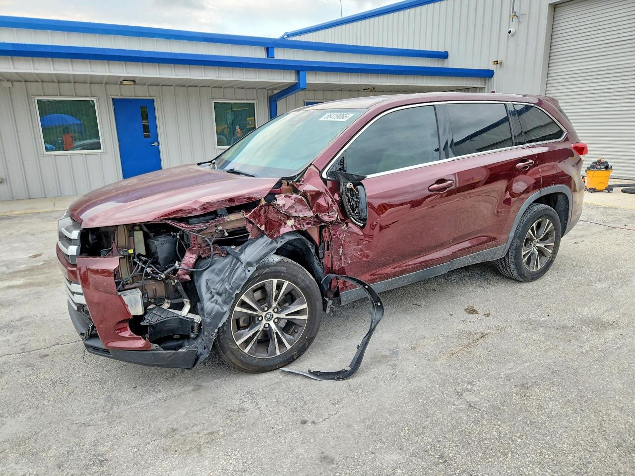 Salvage Toyota Highlander Image