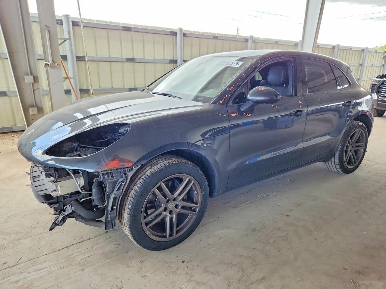 Salvage Porsche Macan Image