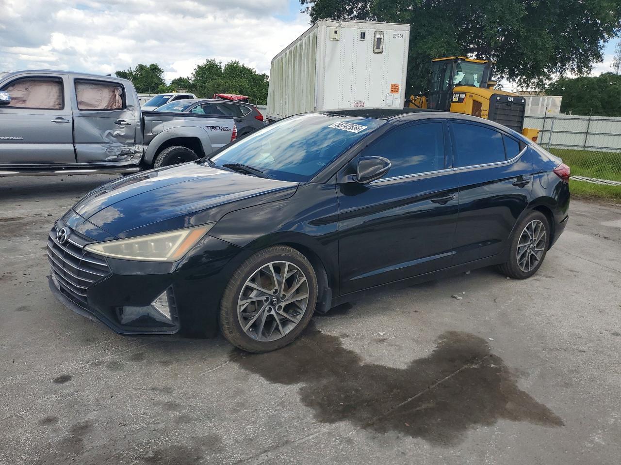 Salvage Hyundai ELANTRA Image