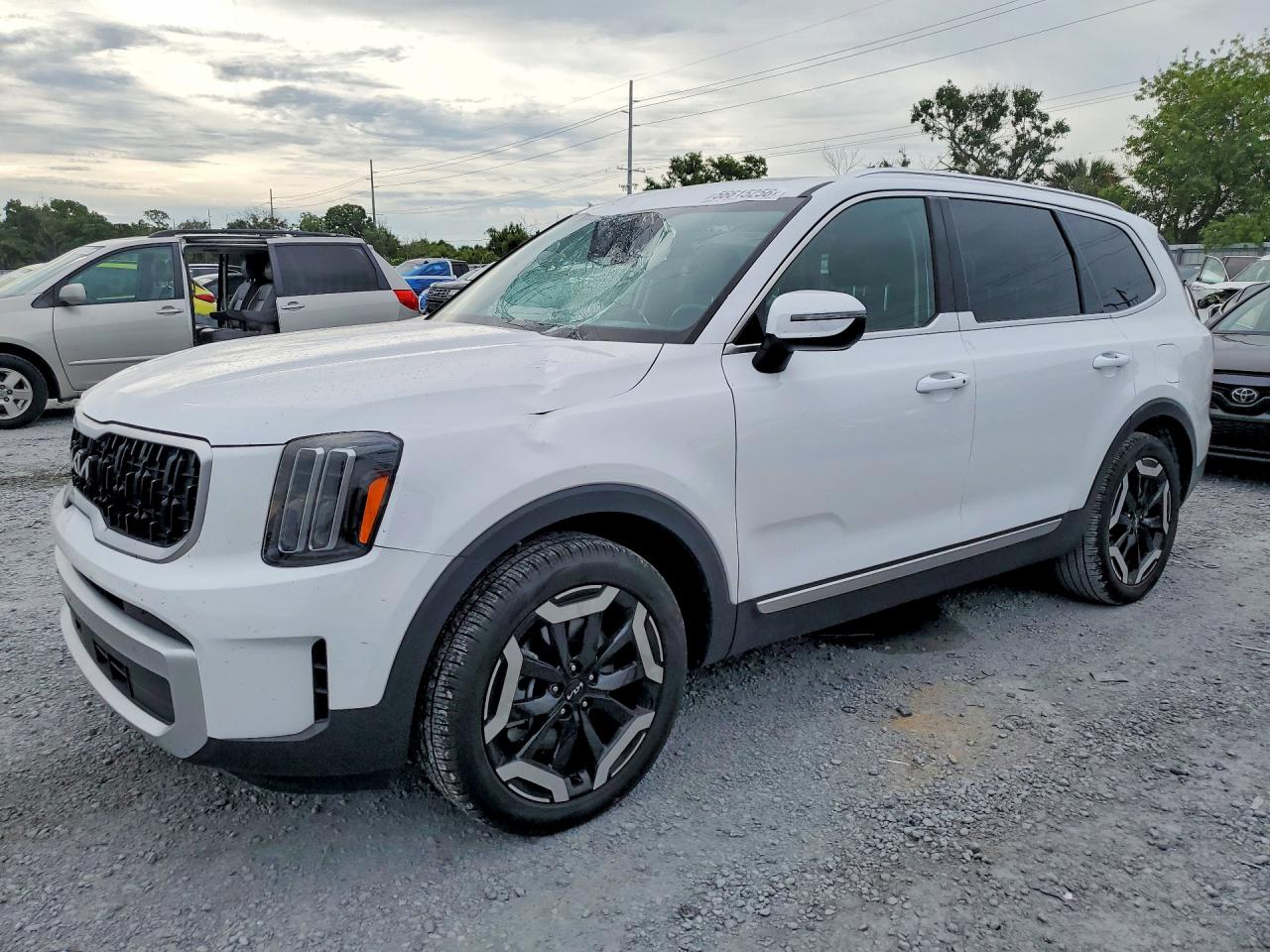 Salvage Kia Telluride Image