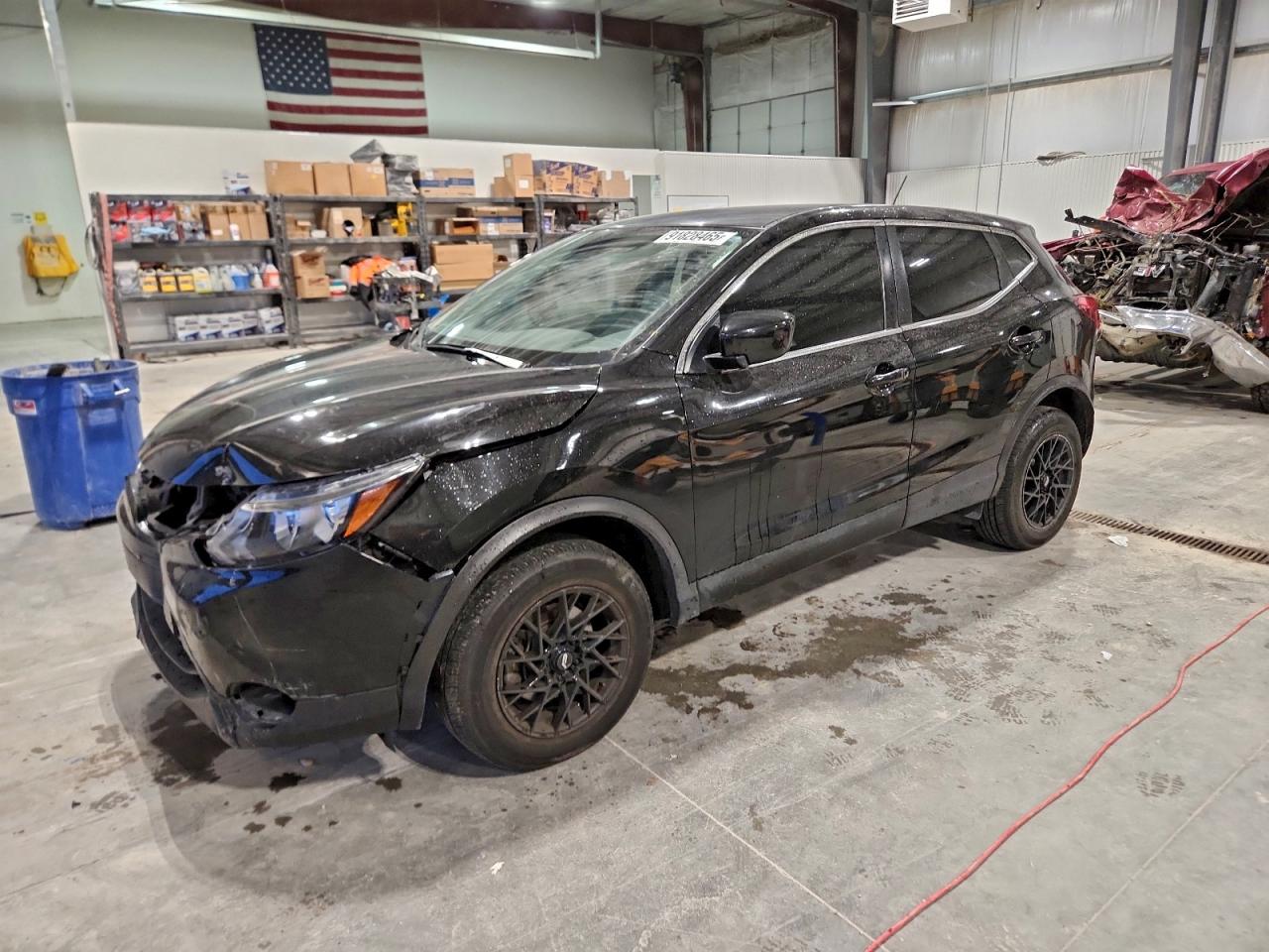 Salvage Nissan Rogue Image
