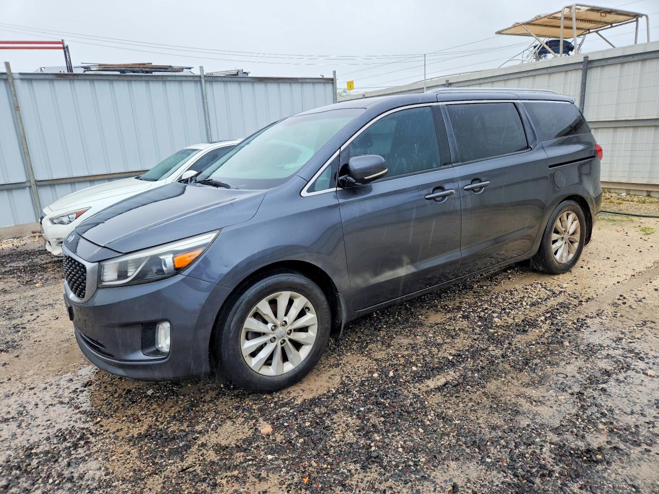 Salvage Kia Sedona Image
