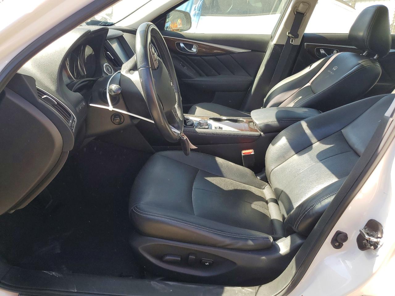 INFINITI Q50 Premium