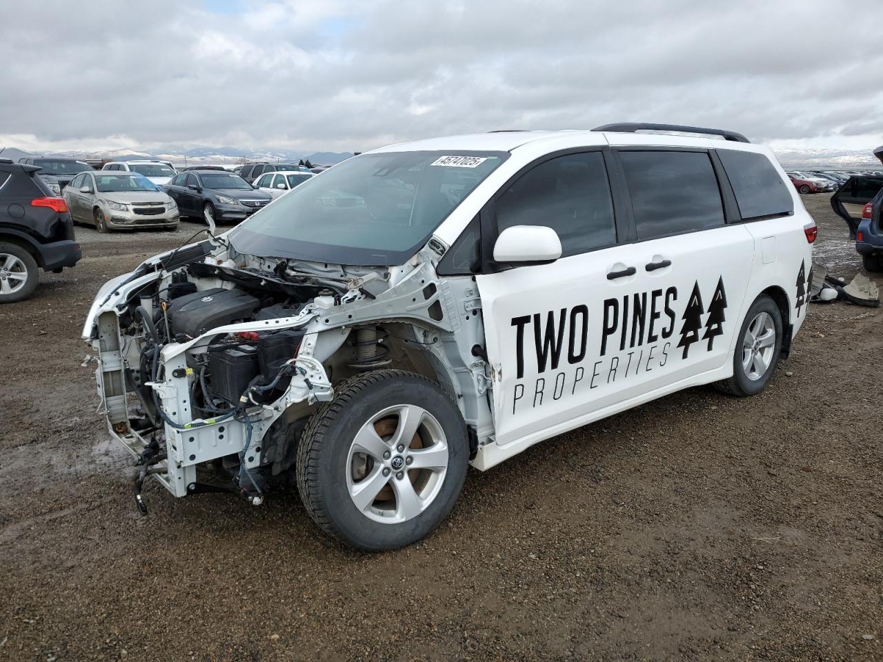 Salvage Toyota Sienna Image