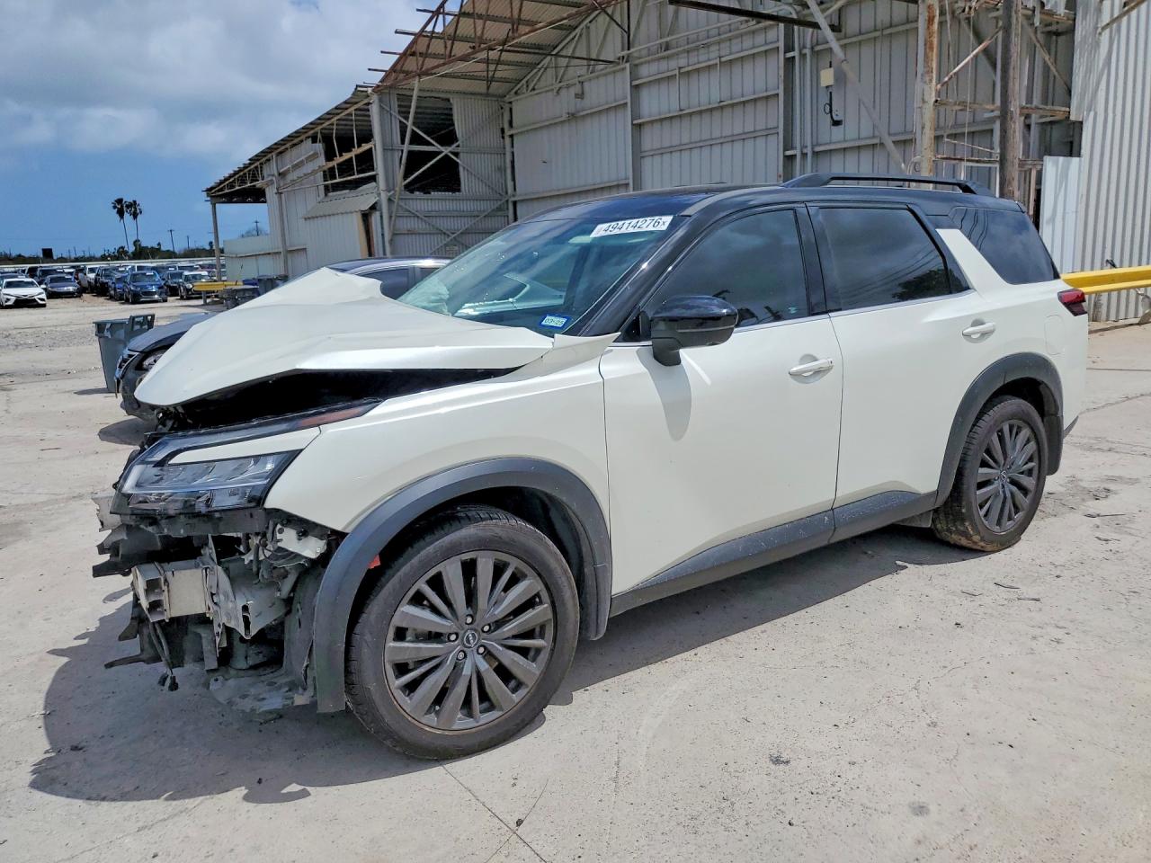 Salvage Nissan Pathfinder Image