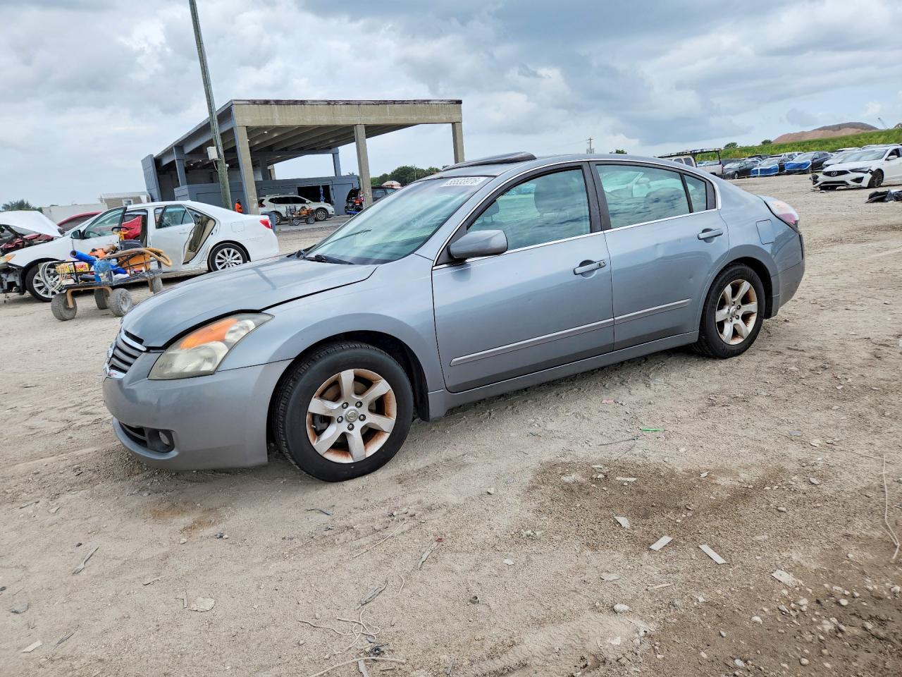 Salvage Nissan Altima Image