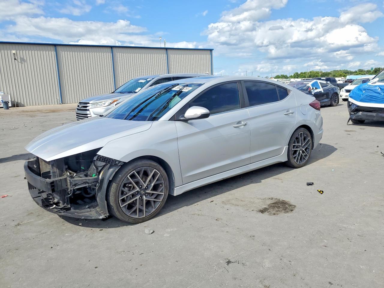 Salvage Hyundai ELANTRA Image
