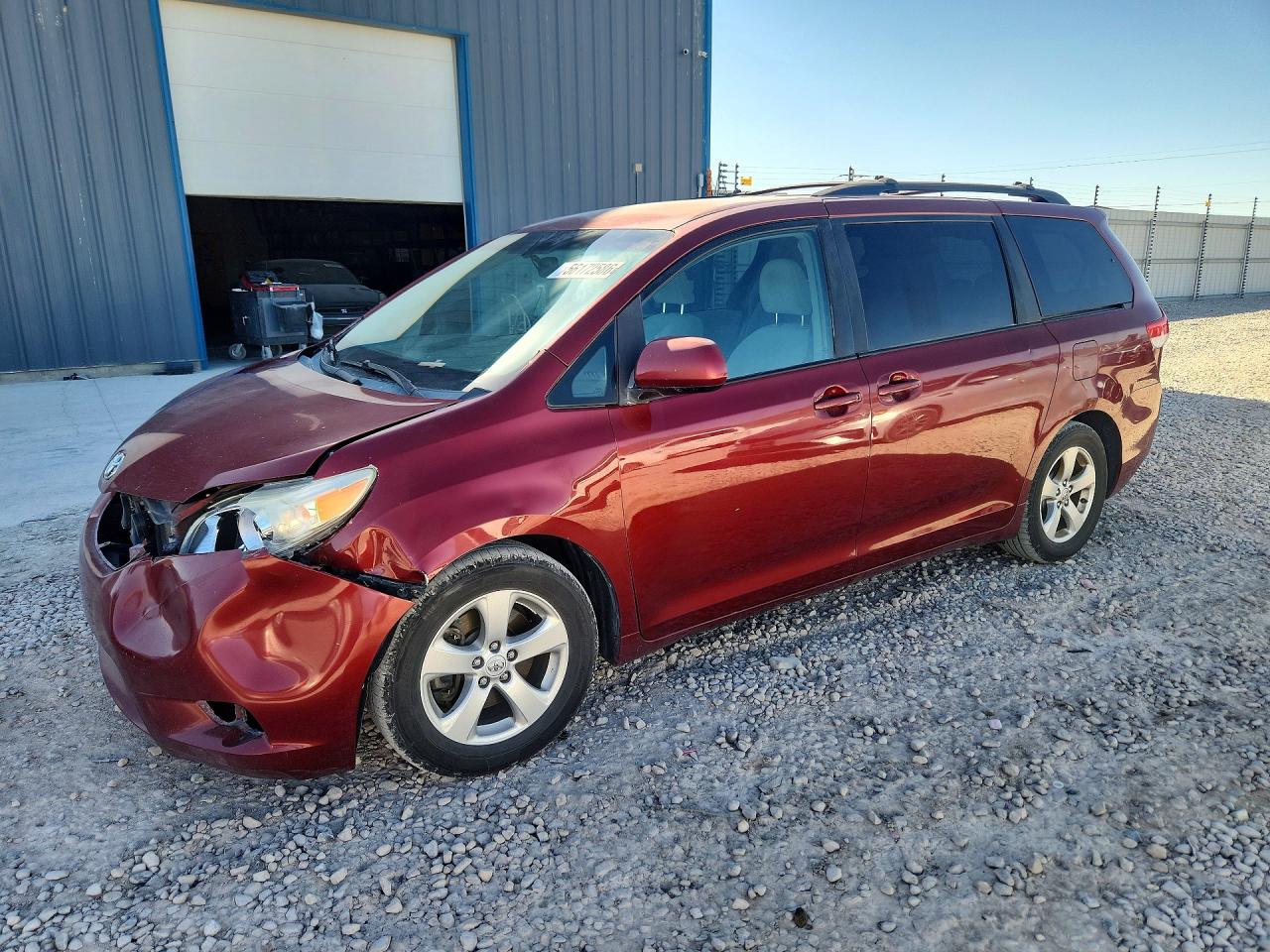 Salvage Toyota Sienna Image