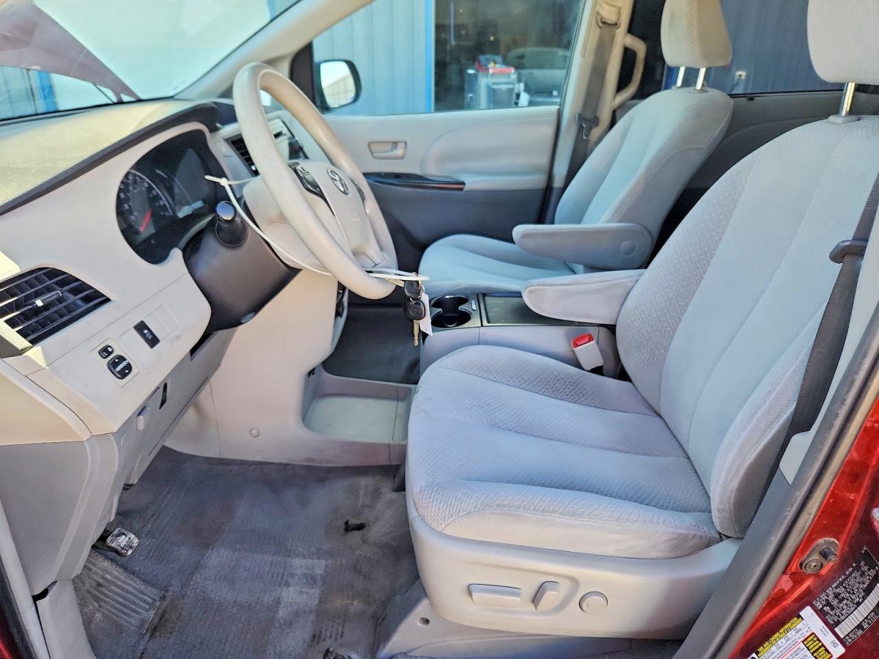 Toyota Sienna Le