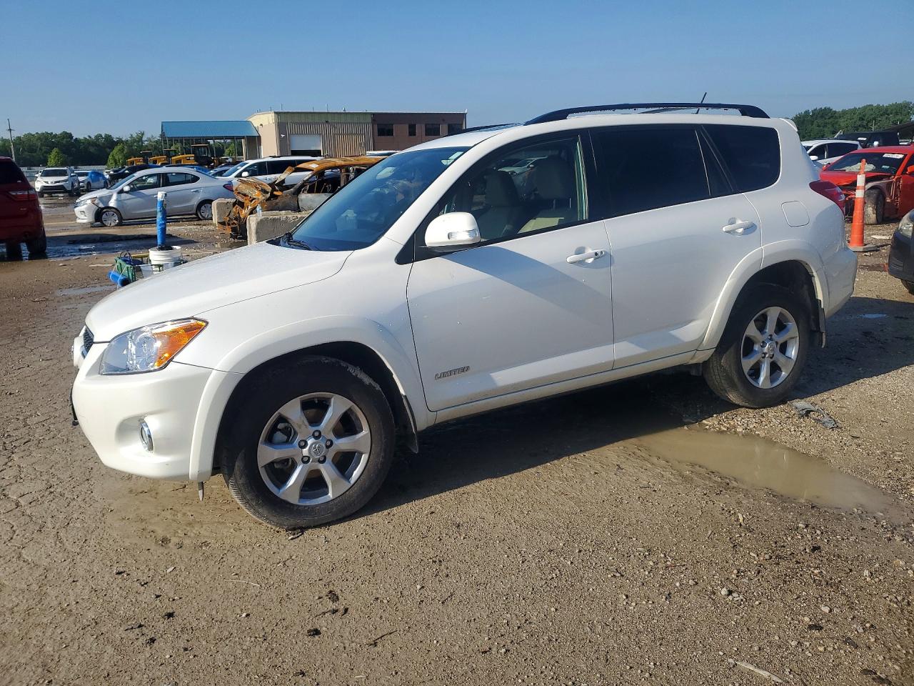 Salvage Toyota RAV4 Image