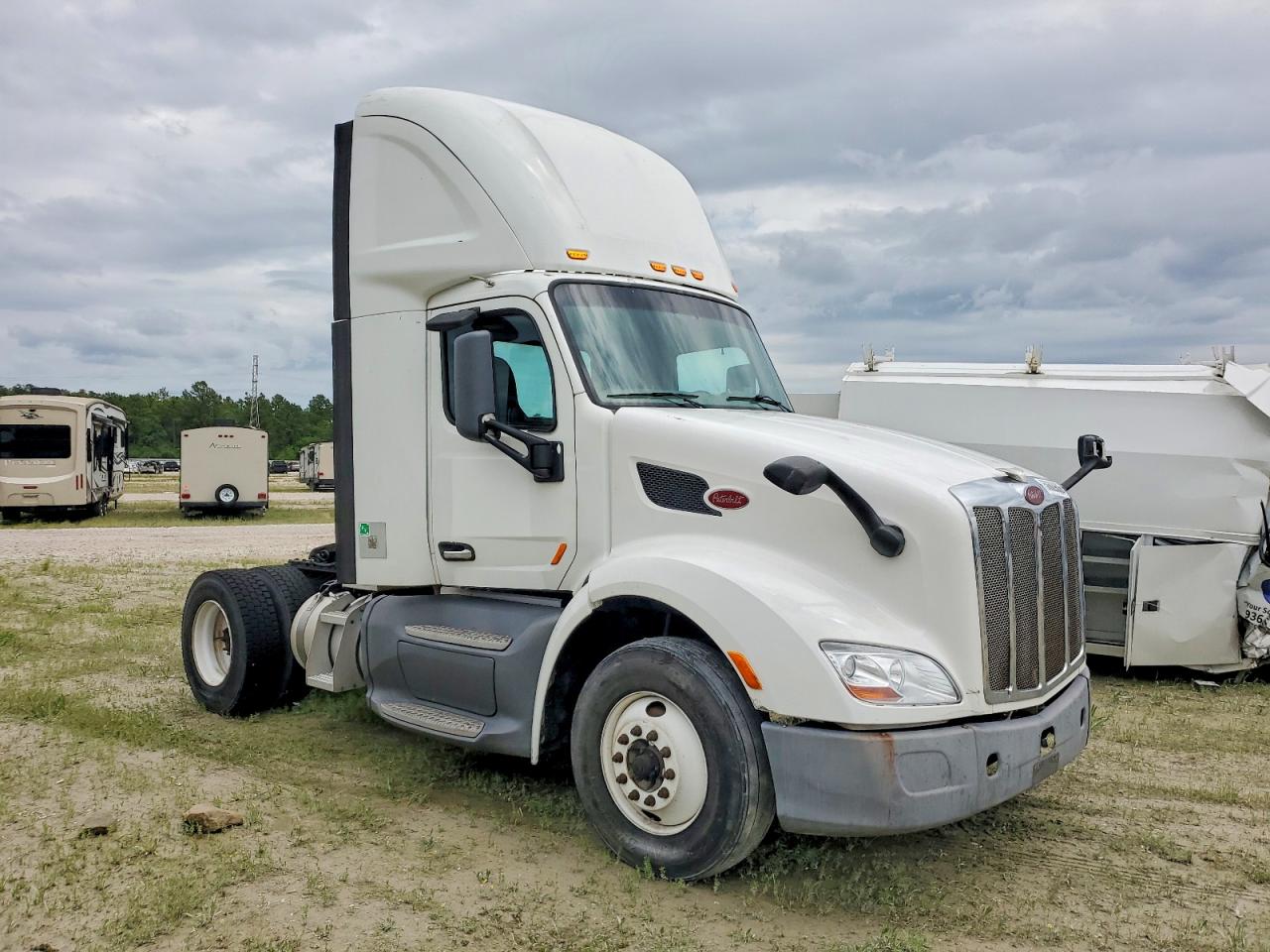 Salvage Peterbilt 579 Image