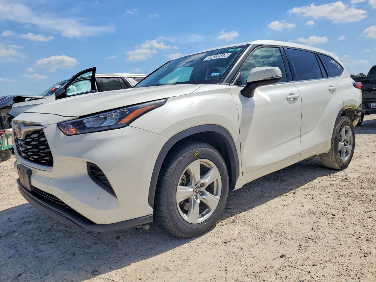 Salvage Toyota Highlander Image