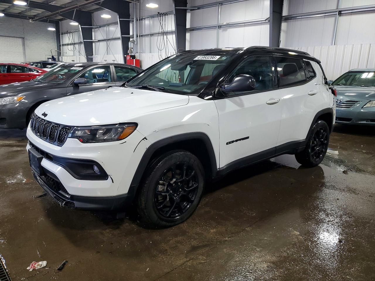 Salvage Jeep Compass Image