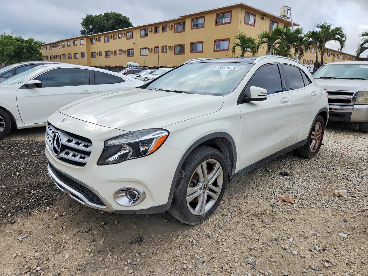 Salvage Mercedes-Benz GLA Image
