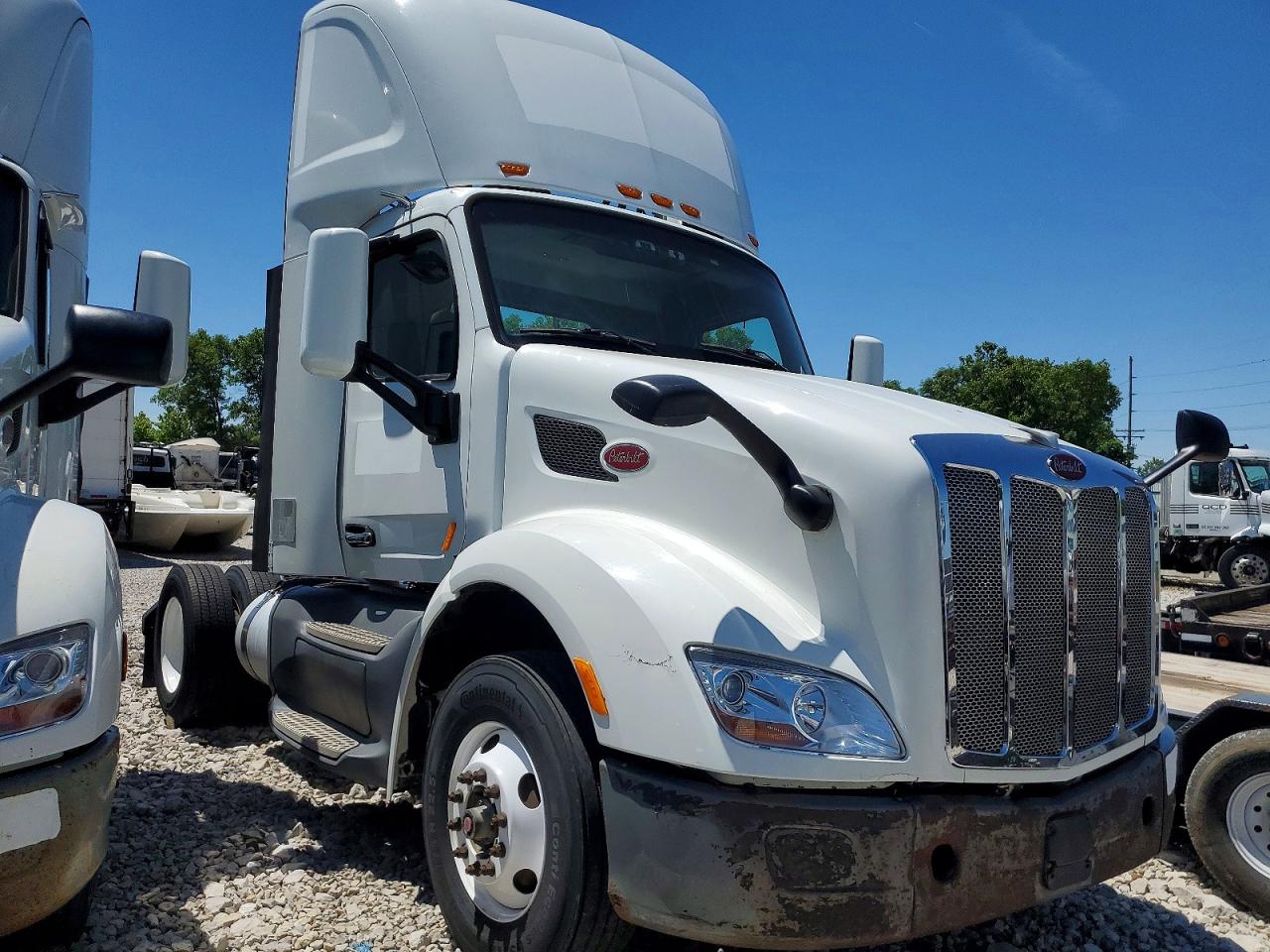 Salvage Peterbilt 579 Image