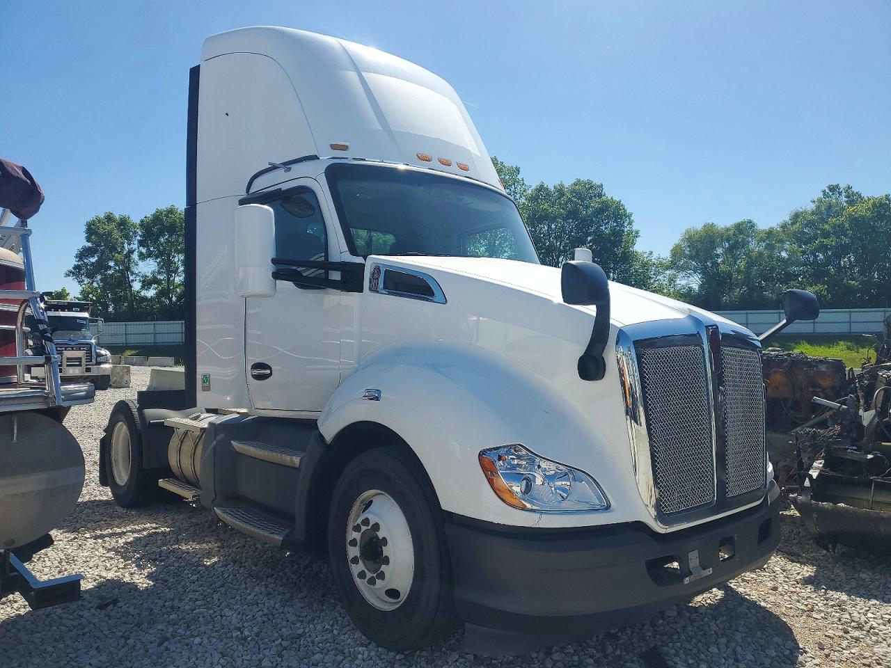 Salvage Kenworth Construction Image