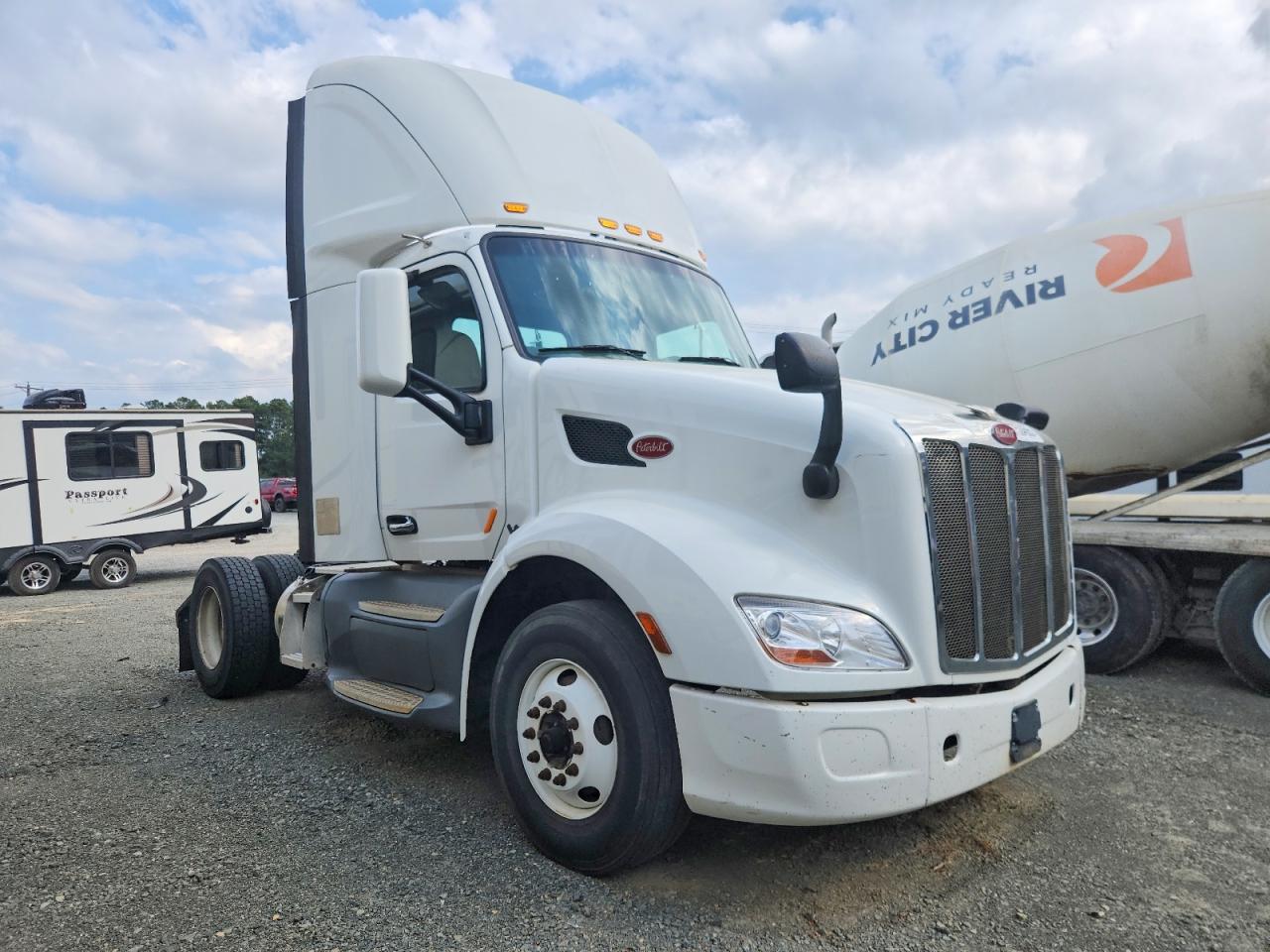 Salvage Peterbilt 579 Image